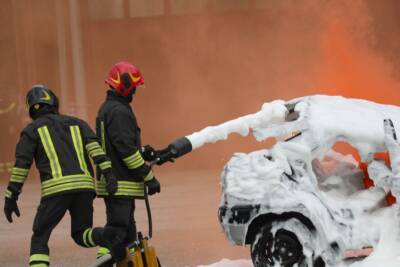 vigili del fuoco spengono auto in fiamme