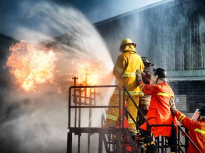 vigili del fuoco spengono incendio