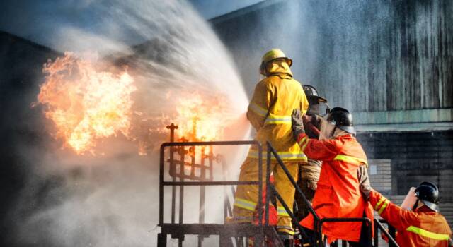 Incendio a Salerno: ditta di rottami in fiamme