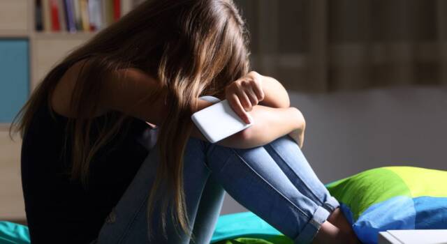 Violentata da mesi dal compagno della madre: scoperta shock su ragazzina disabile