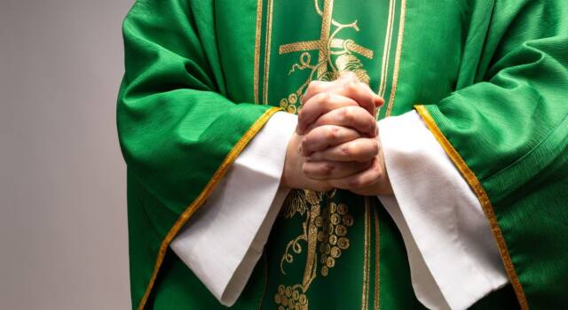 Sacerdote celebra messa con casula leopardata: è subito polemica