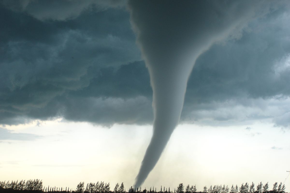Allarme tornado, diversi morti e feriti: le spaventose immagini