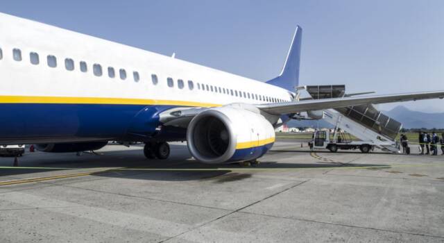 Terrore ad alta quota: apre porta dell&#8217;aereo in volo
