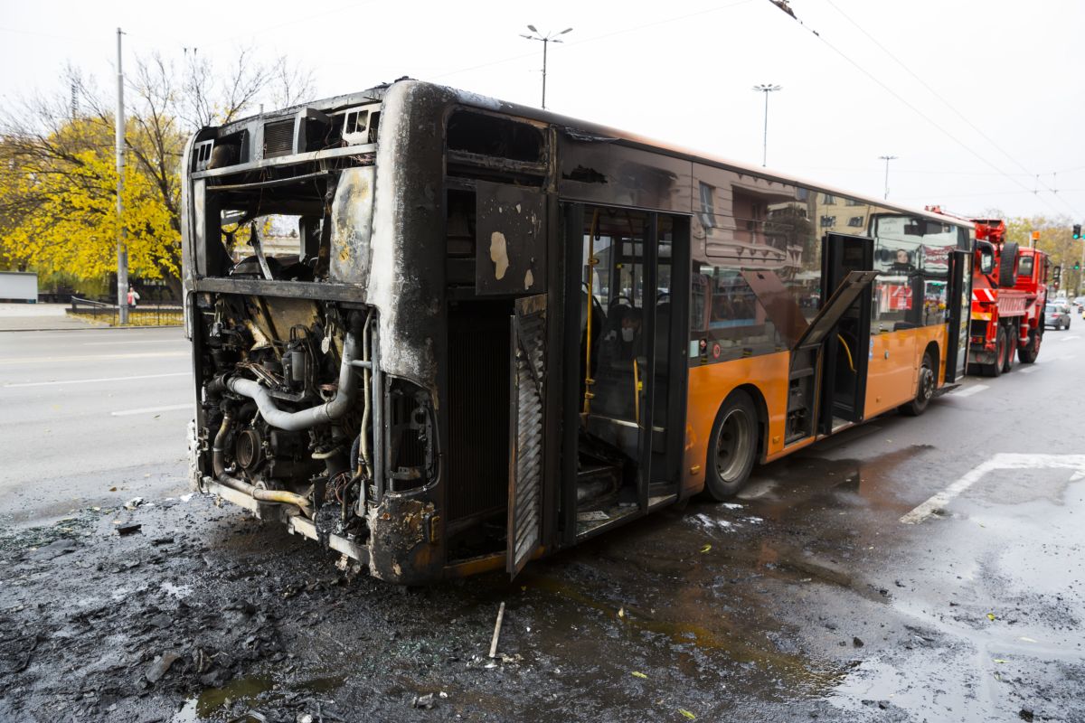 autobus spento dai vigili del fuoco