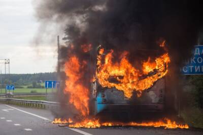 autobus in fiamme