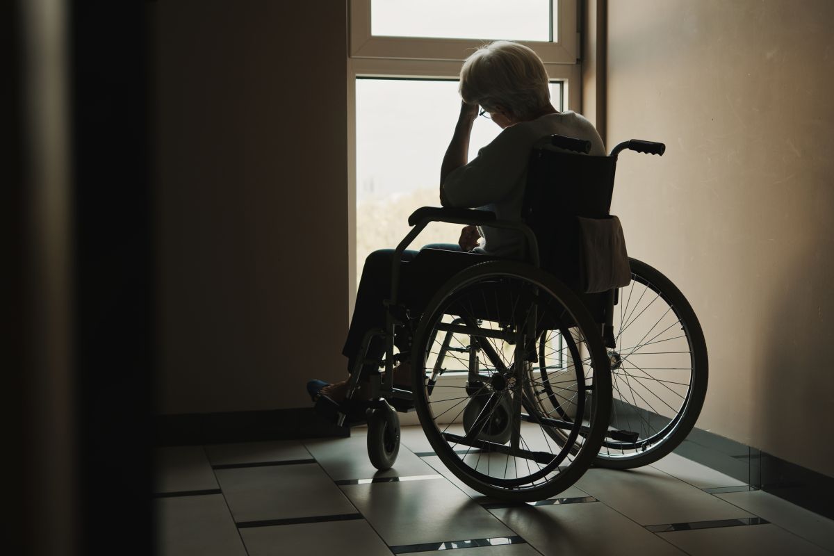 donna anziana disabile