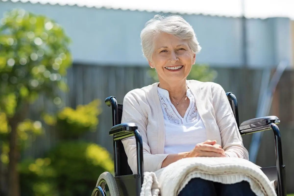 donna anziana disabile