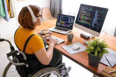 ragazza giovane disabile lavora al pc