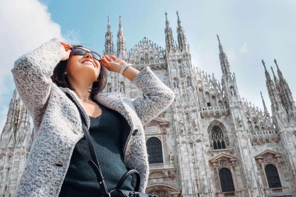 donna con occhiali da sole al duomo di milano