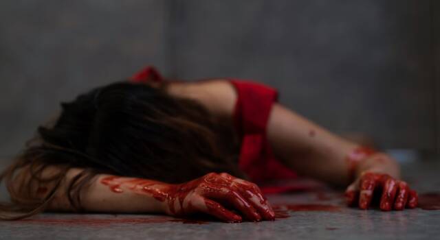 Morta dissanguata dopo coltellata alla gola: il marito ha organizzato tutto
