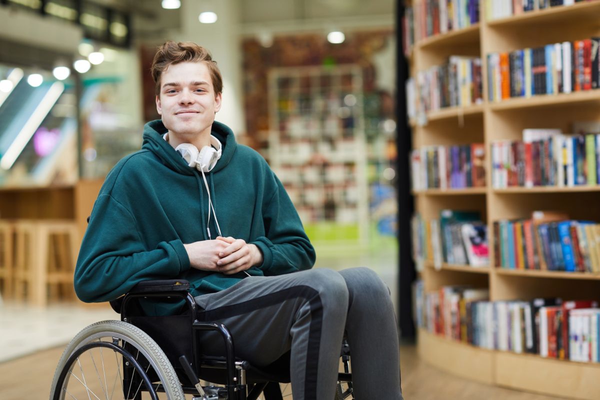 giovane uomo disabile