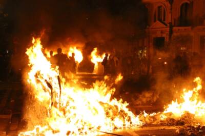 guerriglia protesta scontro sommossa