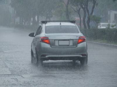 guidare auto durante una giornata di pioggia