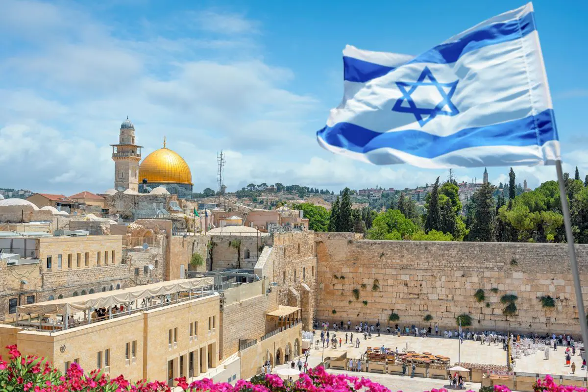 Israele muro occidentale con bandiera