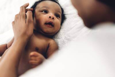 mamma con bambino neonato di colore