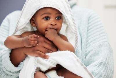 mamma con bambino neonato di colore