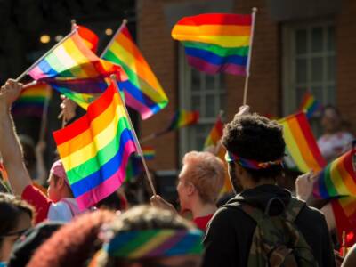 manifestazione bandiere LGBT