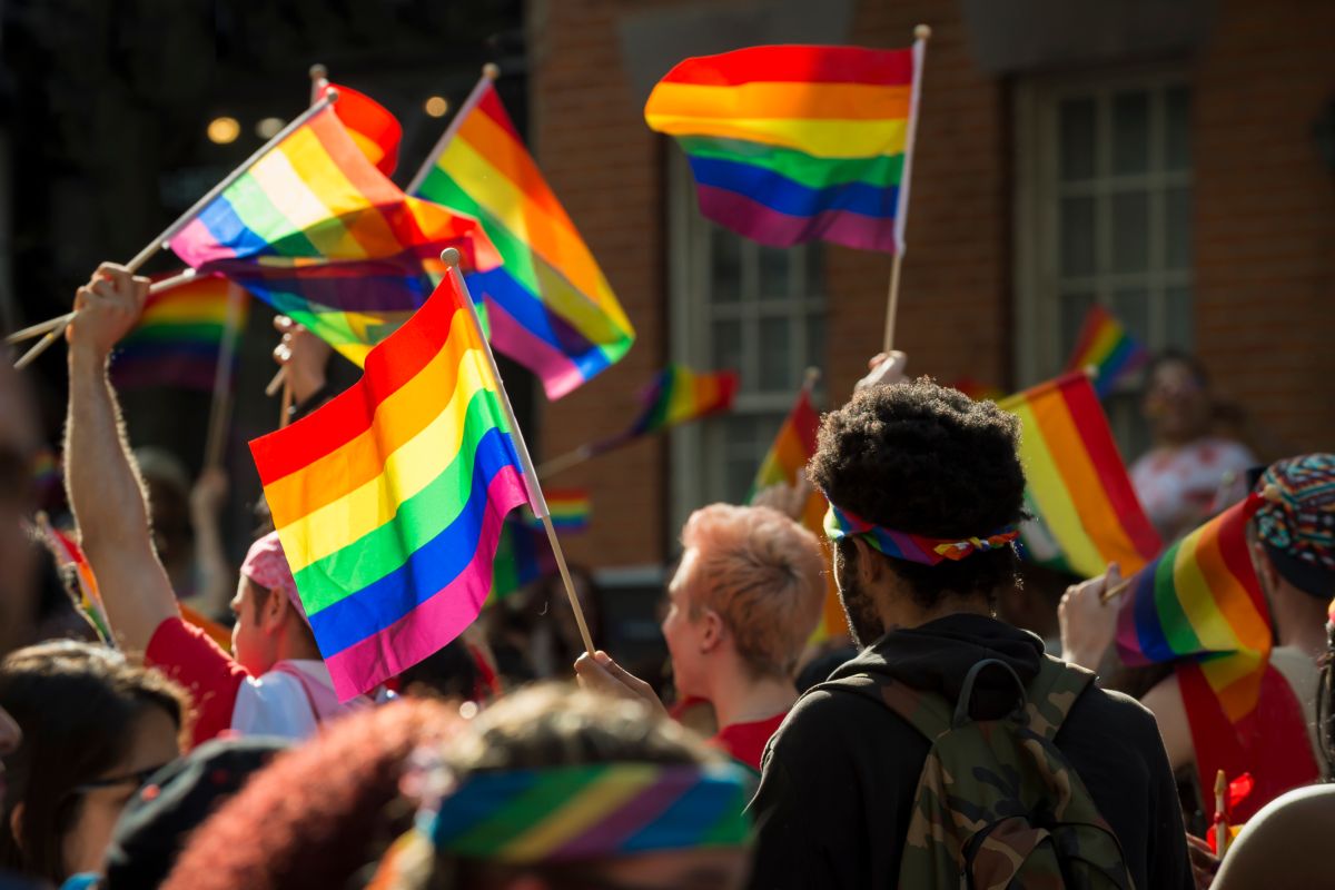 manifestazione bandiere LGBT