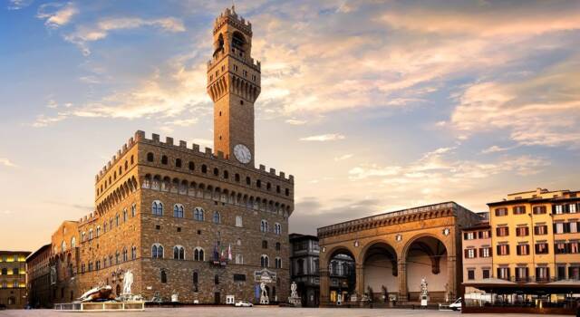 Firenze, attivisti imbrattano con la vernice il Palazzo Vecchio