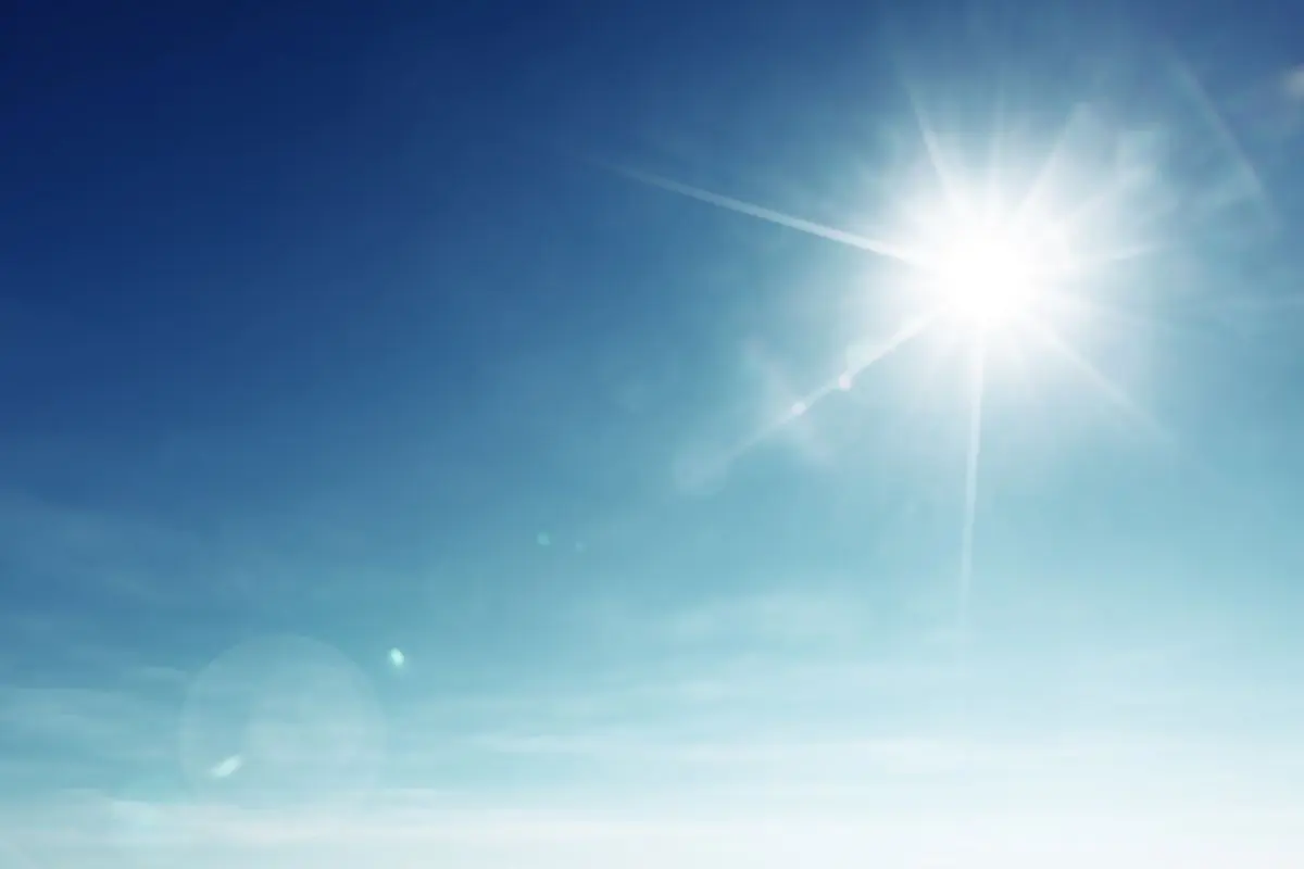 sole splende in cielo