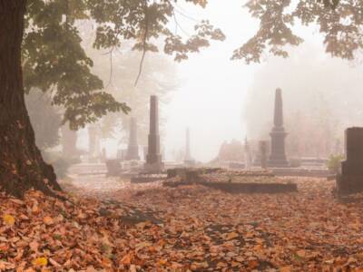 tomba, cimitero in autunno