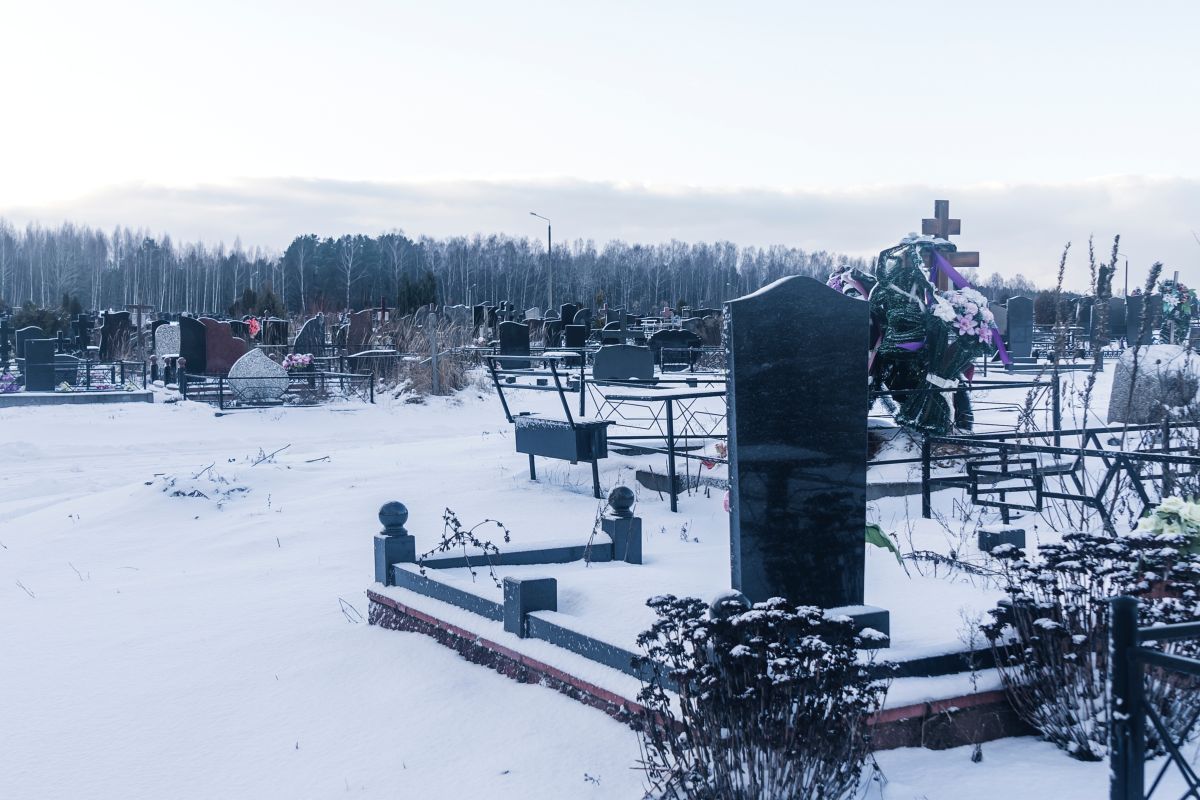 tombe, cimitero in inverno