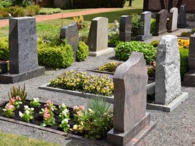 tombe, cimitero in primavera