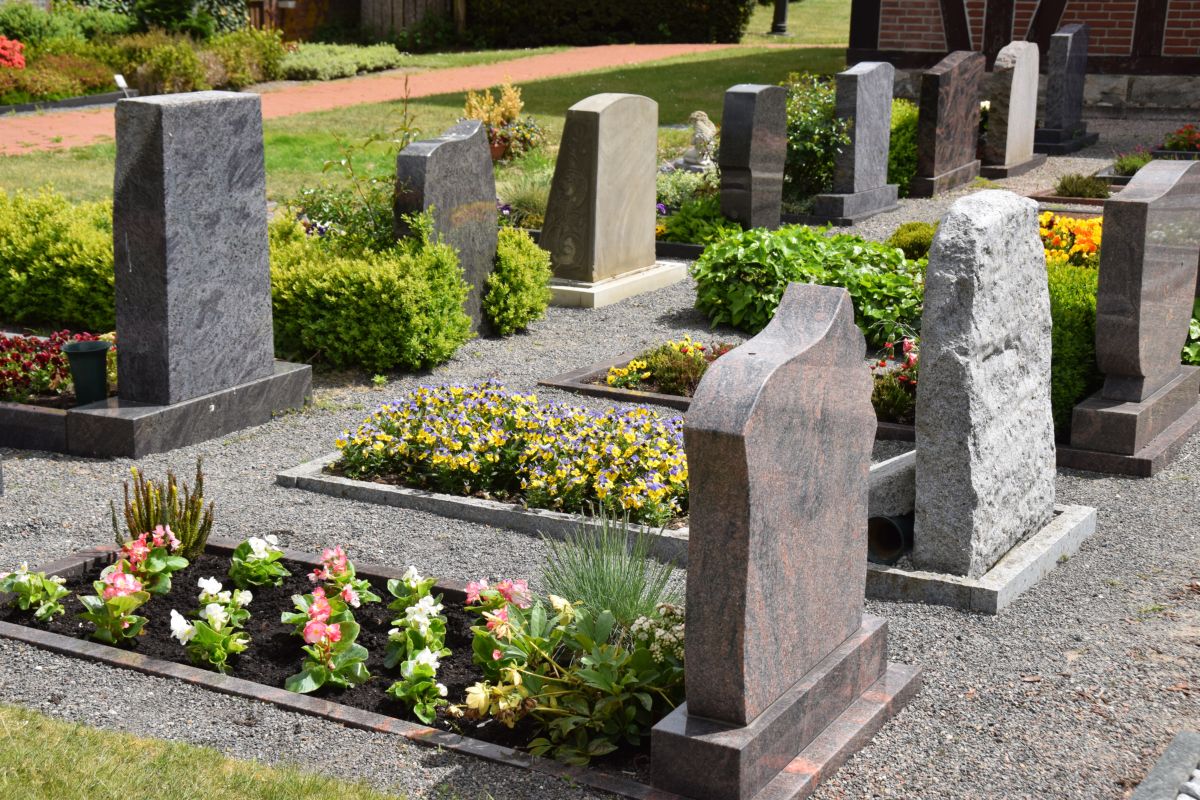 tombe, cimitero in primavera