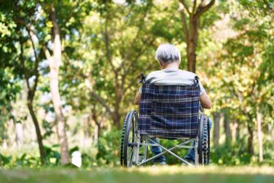 uomo anziano disabile