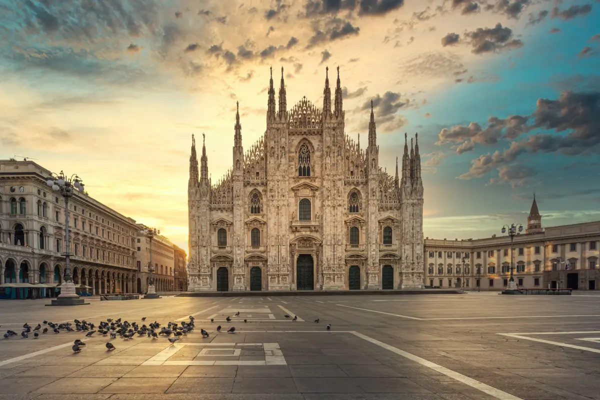 Milano: 22 donne nude disegnate su un muro della città