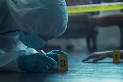 detective scientifica raccoglie prove omicidio