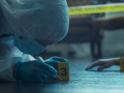 detective scientifica raccoglie prove omicidio