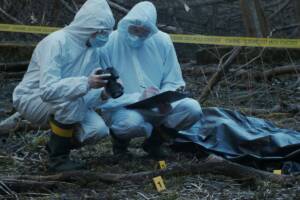 agenti detective scientifica raccolgono prove omicidio
