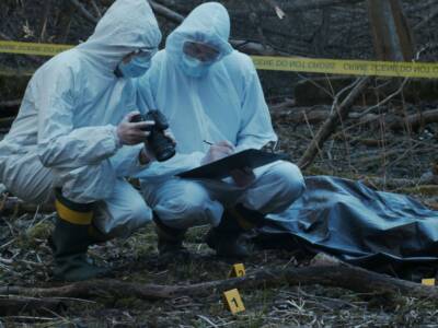 agenti detective scientifica raccolgono prove omicidio