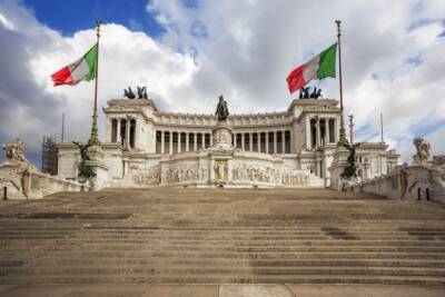 Piazza Venezia monumento nazionale Vittorio Emanuele II, bandiera italia