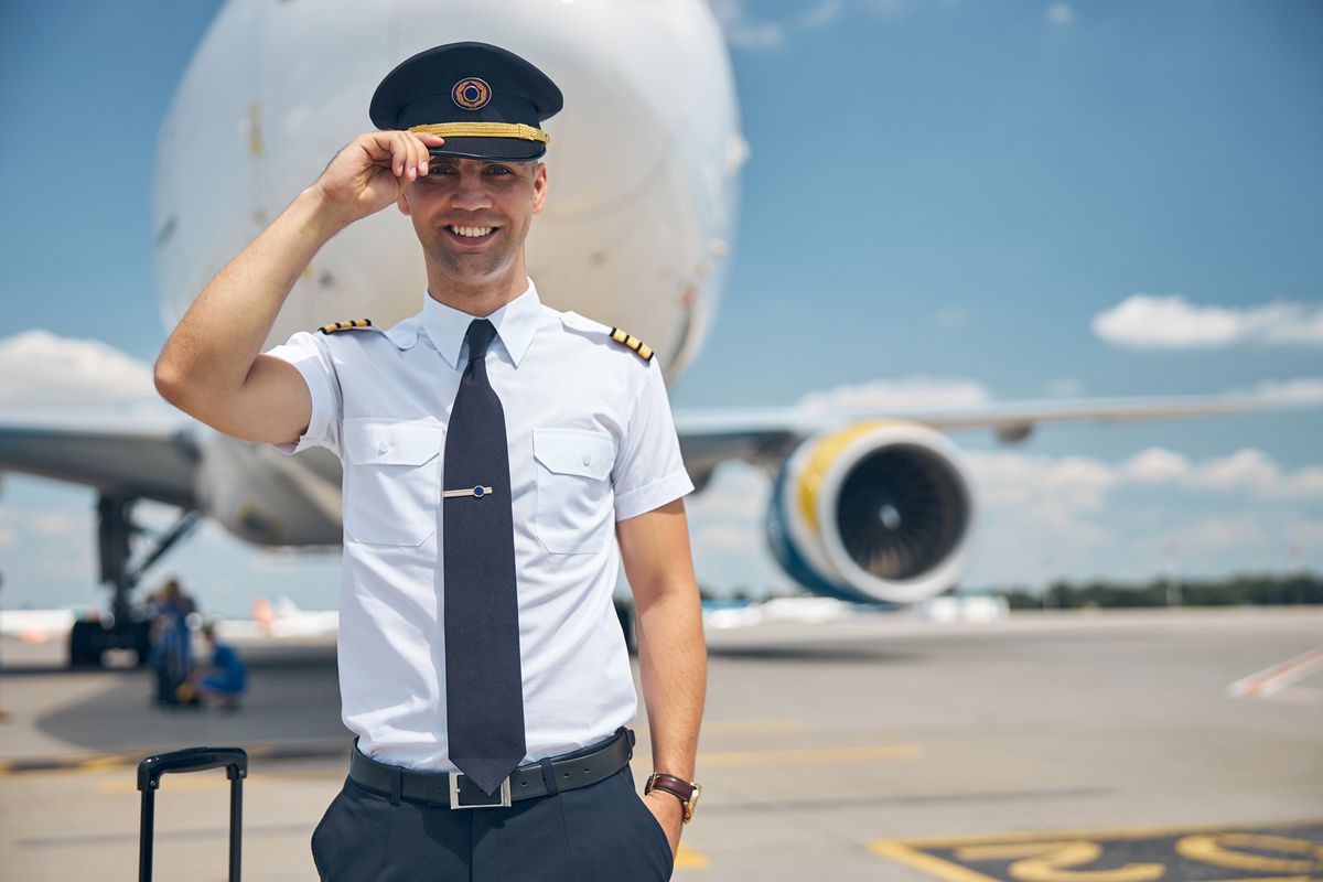 I piloti di aerei non hanno (quasi) mai la barba lunga: svelato il motivo