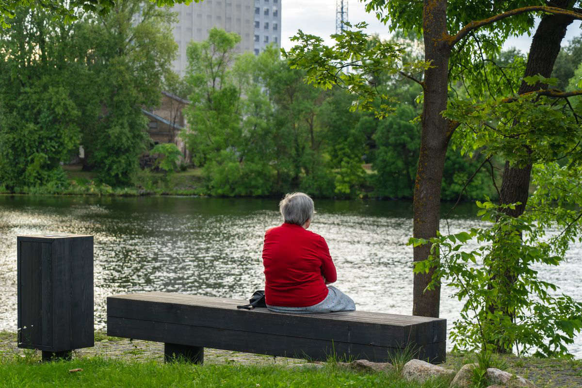 Donna anziana seduta su una panchina