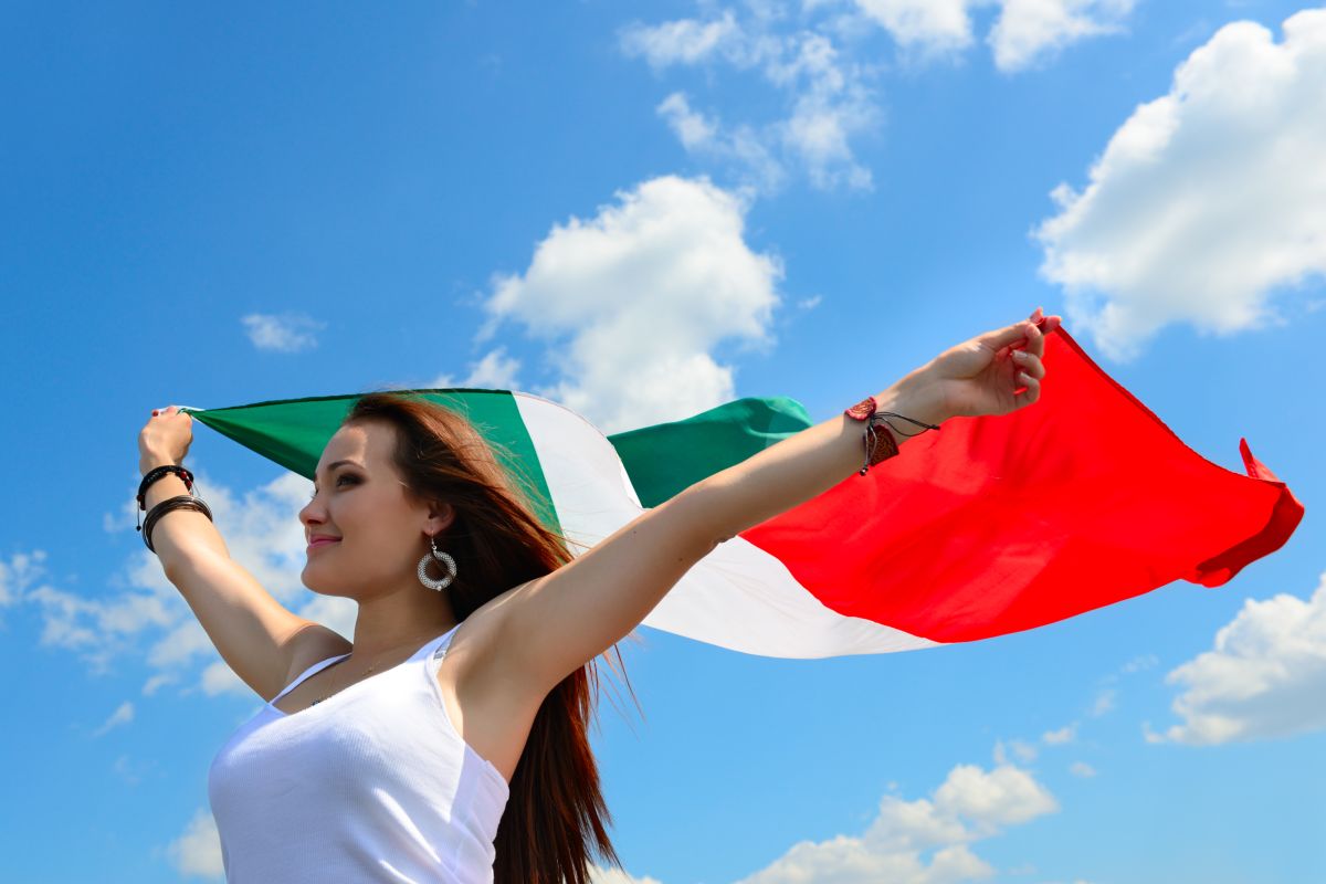 giovane ragazza sventola bandiera italia