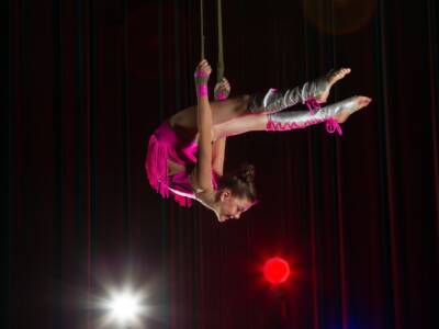 giovane ragazza trapezista circo