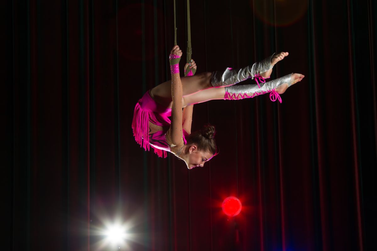 giovane ragazza trapezista circo