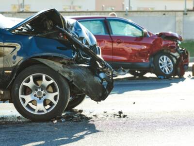 incidente d'auto, macchina accartocciata