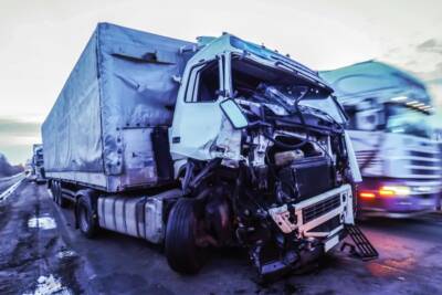 incidente con camion accartocciato