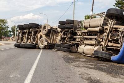 incidente camion ribaltato