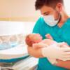 Neonata abbandonata dalla madre nel parcheggio di un ospedale