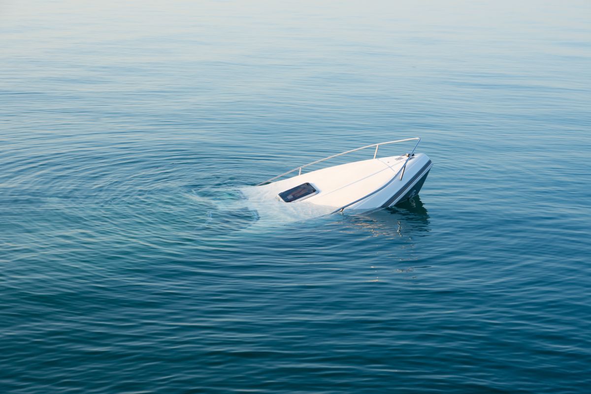 barca affondata incidente