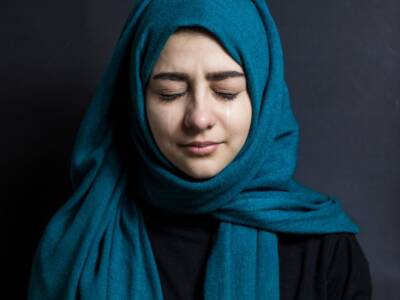 ragazza pakistana musulmana con hijab triste piange