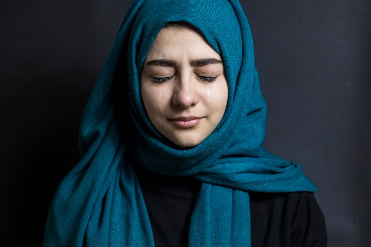 ragazza pakistana musulmana con hijab triste piange
