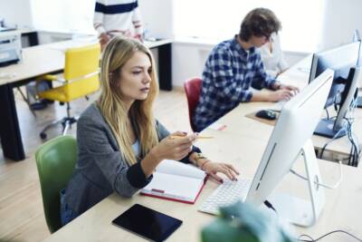 ragazzi lavorano in redazione giornale