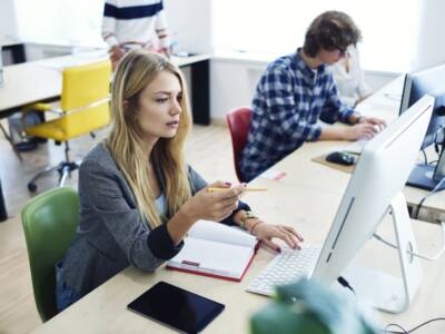 ragazzi lavorano in redazione giornale