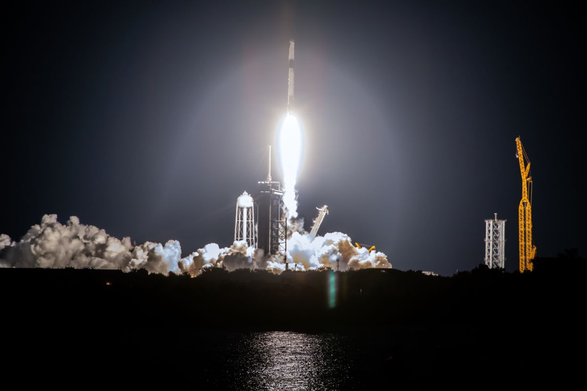 Intesa Sanpaolo investe in SpaceX: un salto nel futuro spaziale